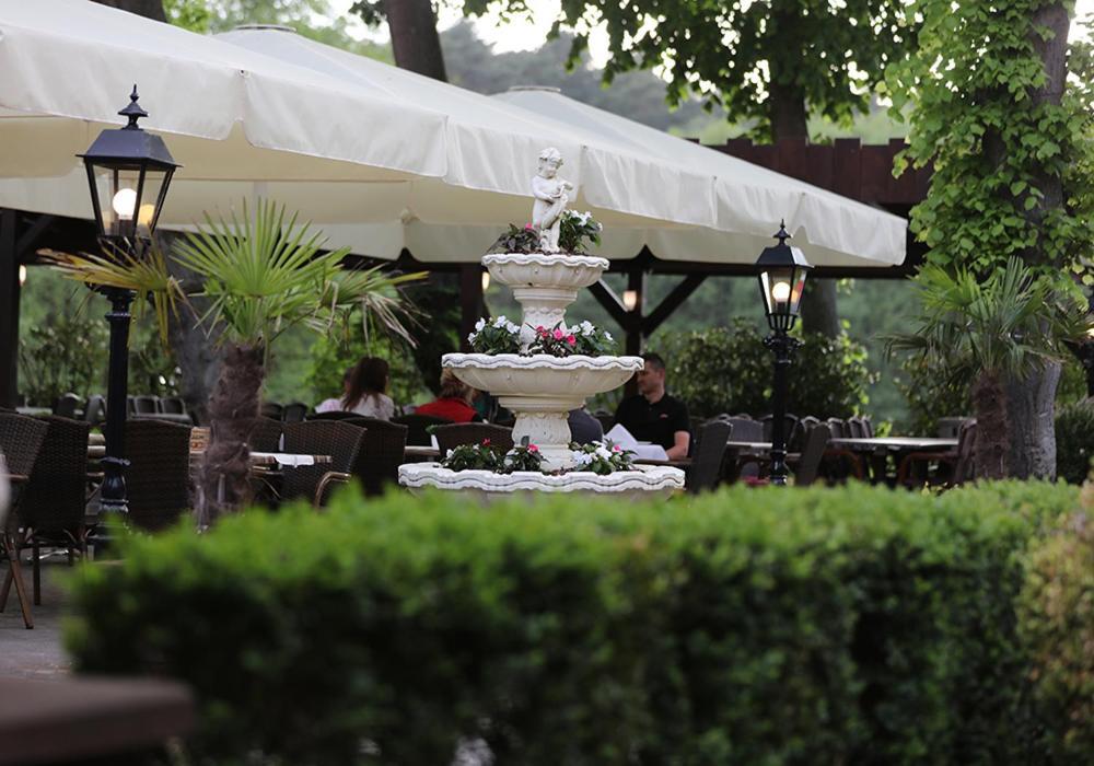 The Lakeside - Burghotel Zu Щраусберг Екстериор снимка